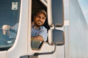 uśmiechnięty kierowca ciężarówki w czapce
