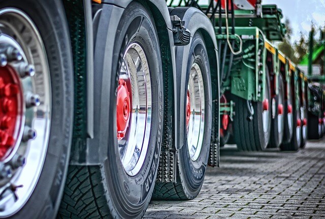 ciężarówka przewożąca ciągnik rolniczy w ramach transportu FTL maszyn rolniczych