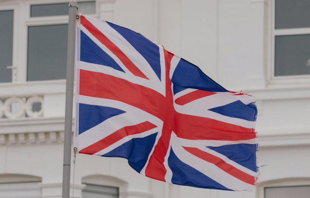 Flaga Wielkiej Brytanii trzepocząca na wietrze