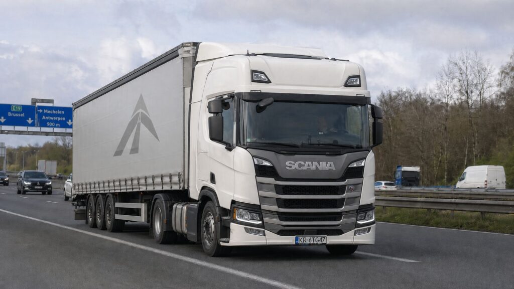 Ciężarówka jedzie autostradą w Belgii, realizując międzynarodowy transport drogowy