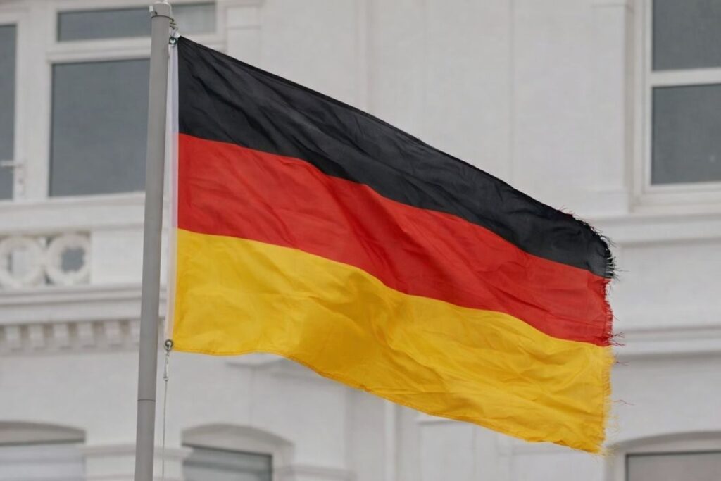 Flaga Niemiec powiewająca na wietrze