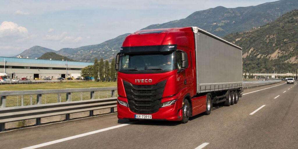 Ciężarówka na włoskiej autostradzie, międzynarodowy transport drogowy Polska-Włochy